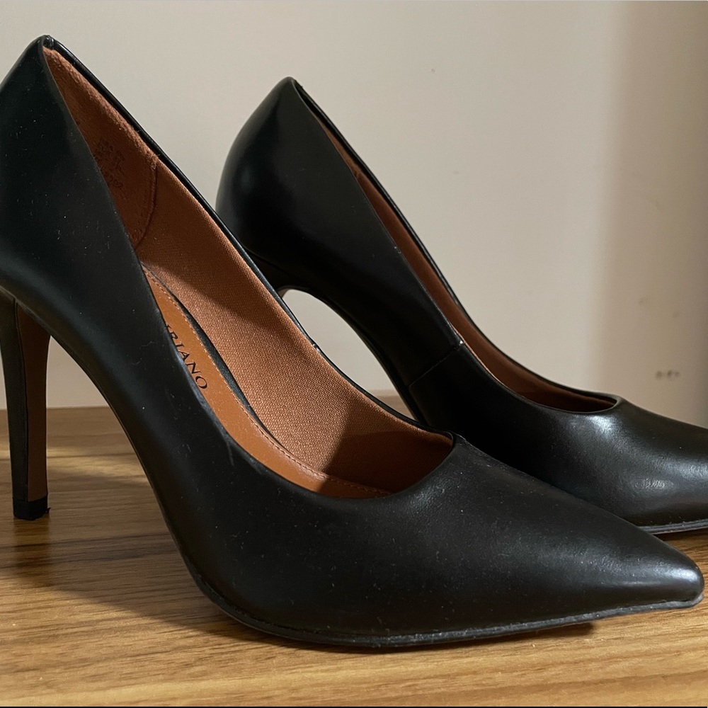 Pointed Black Pump